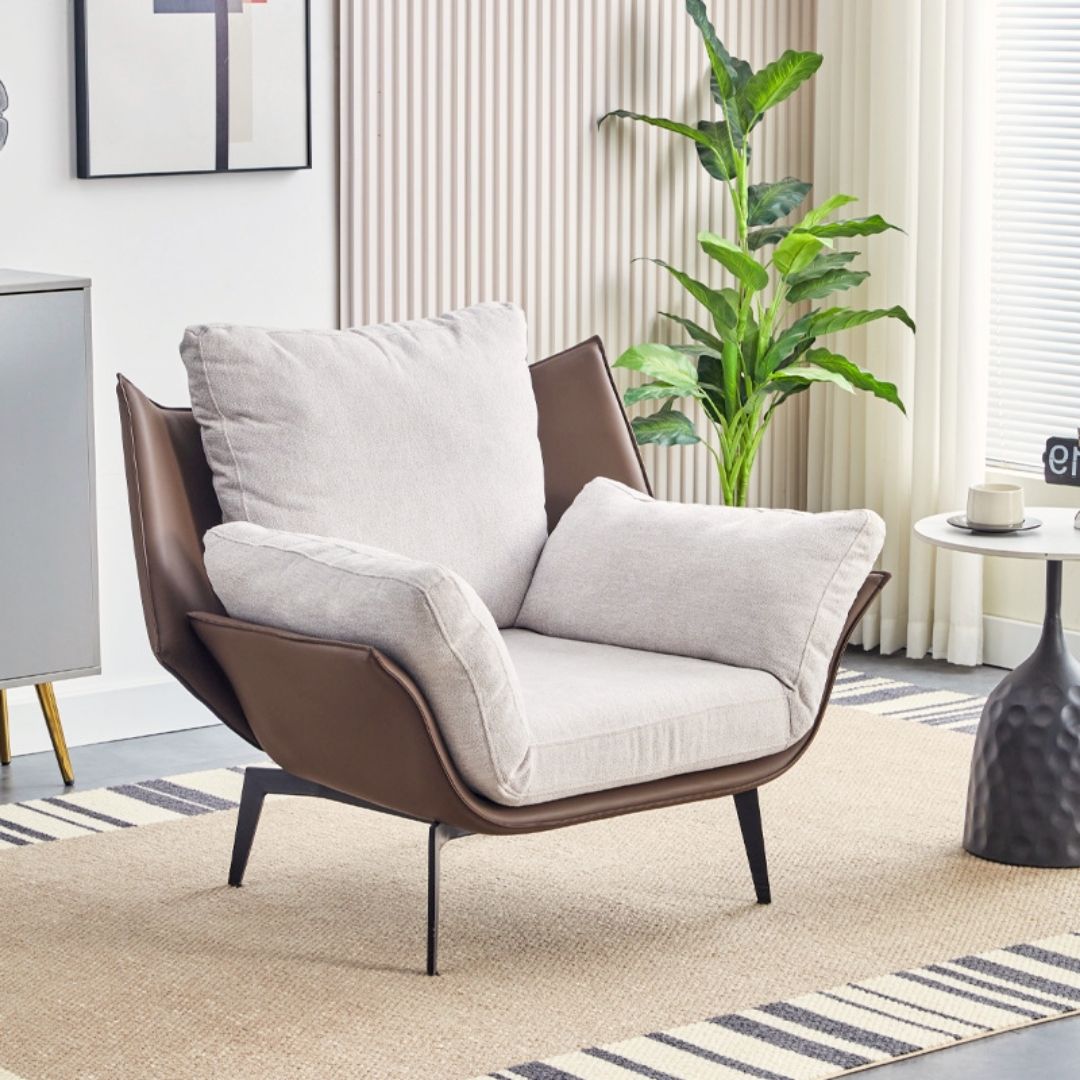 Moderne lenestol i skinn og lyst tekstil