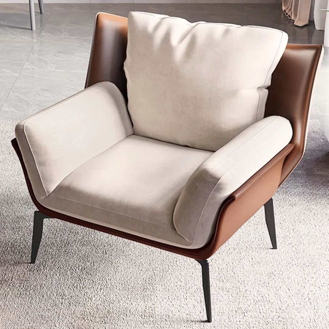 Moderne lenestol i skinn og lyst tekstil
