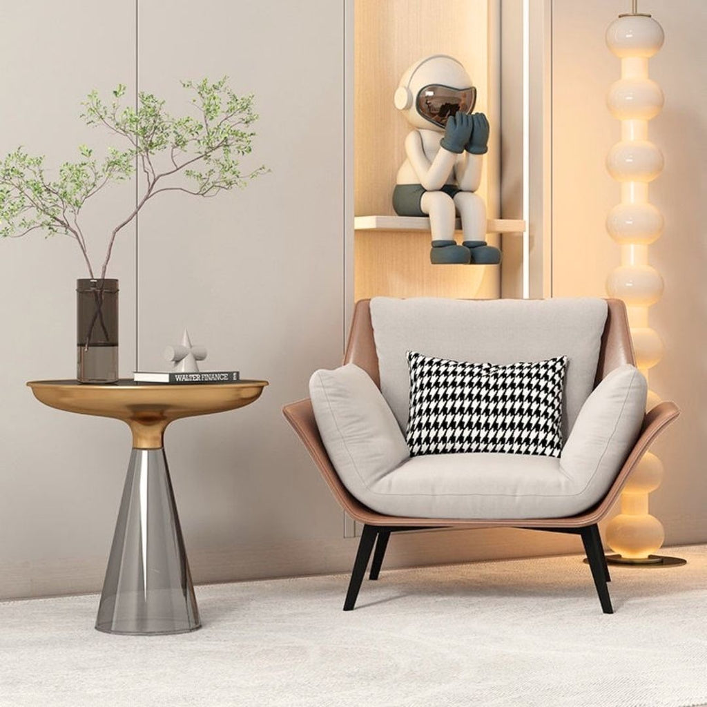 Moderne lenestol i skinn og lyst tekstil