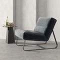 Moderne lenestol i skinn med flytende metallramme