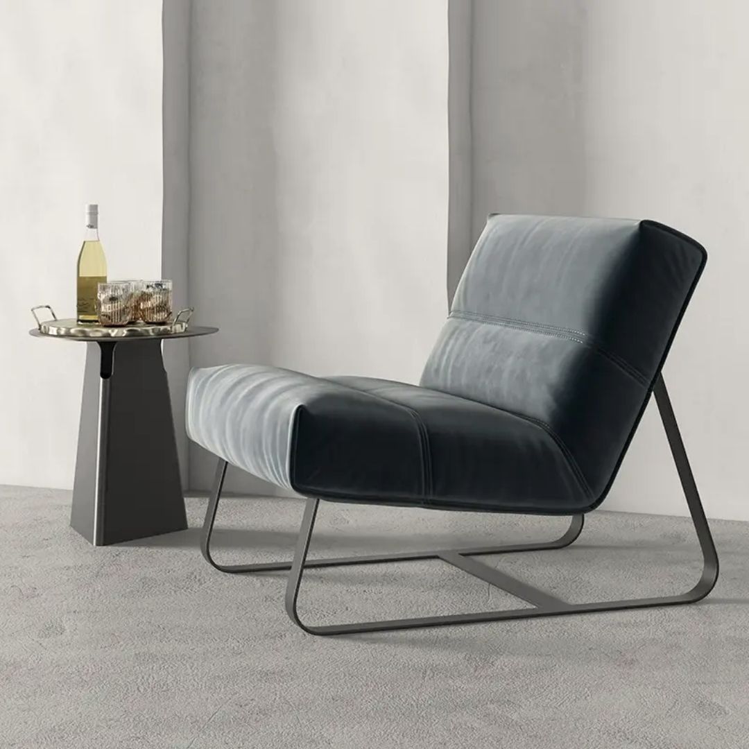 Moderne lenestol i skinn med flytende metallramme