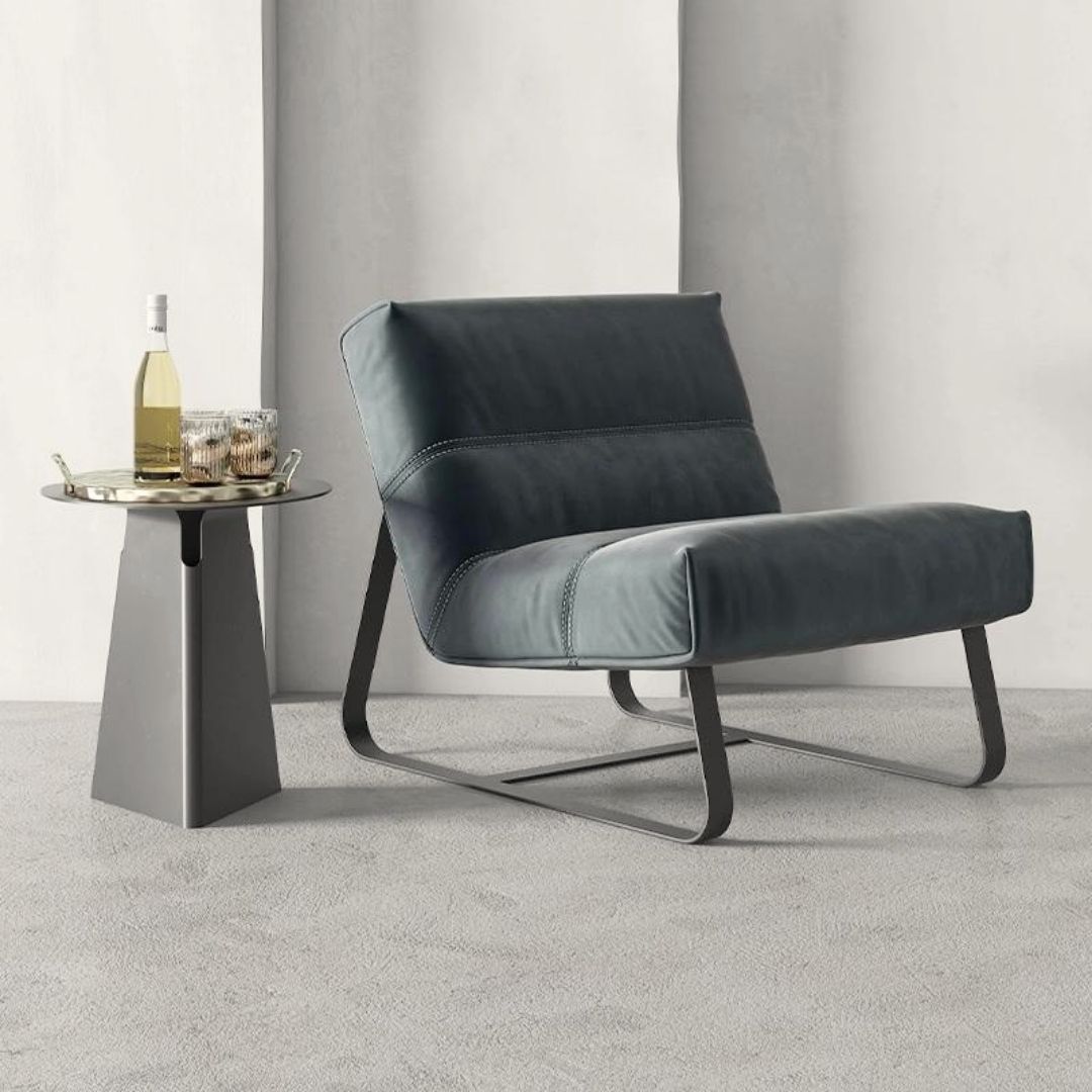 Moderne lenestol i skinn med flytende metallramme