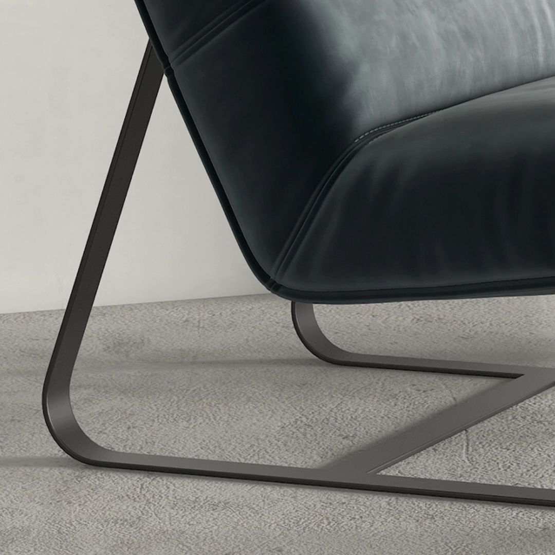 Moderne lenestol i skinn med flytende metallramme