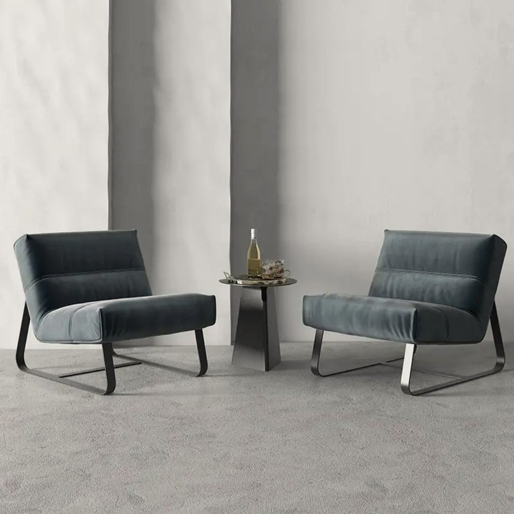 Moderne lenestol i skinn med flytende metallramme
