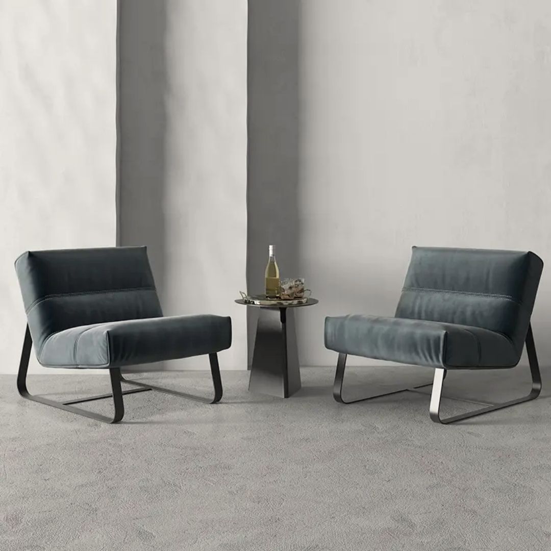 Moderne lenestol i skinn med flytende metallramme
