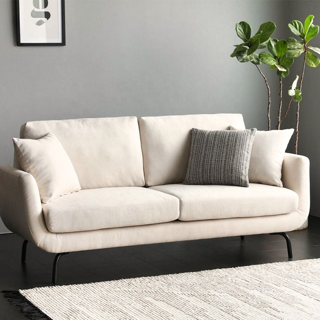 Moderne 3-seter sofa med buede detaljer