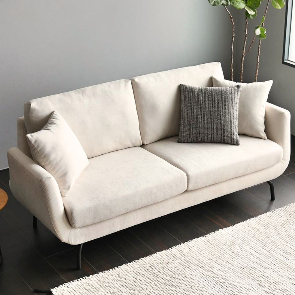 Moderne 3-seter sofa med buede detaljer