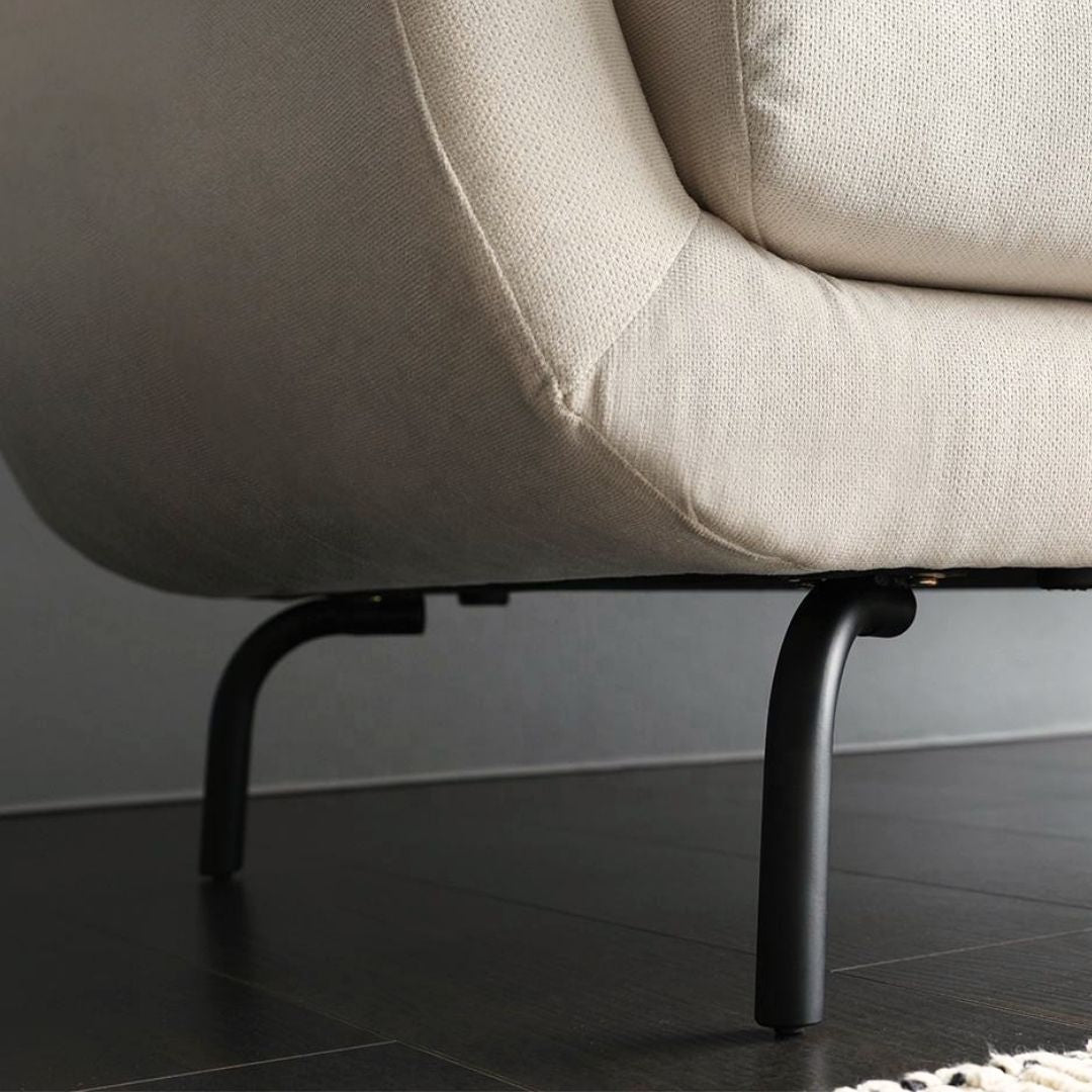 Moderne 3-seter sofa med buede detaljer