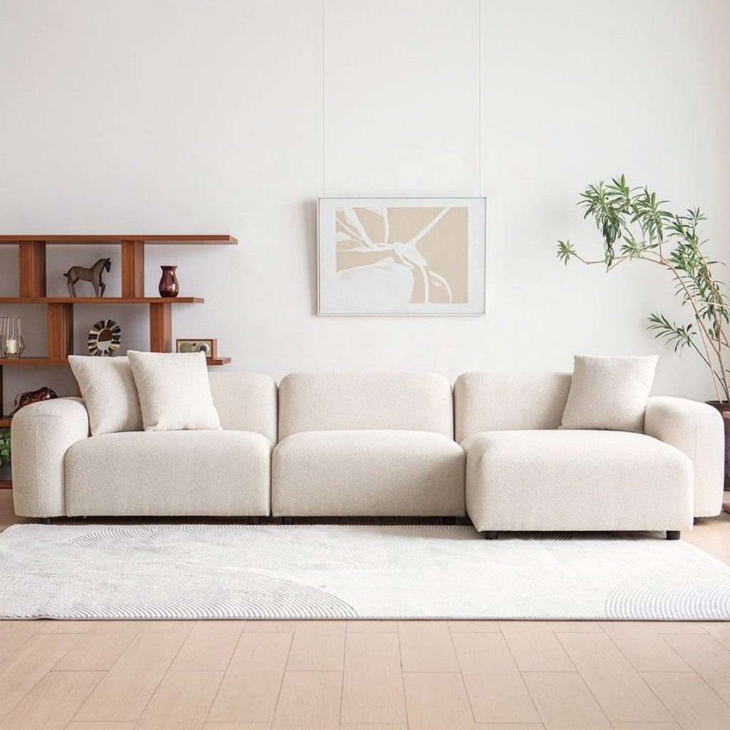 Moderne modulsofa med sjeselong i lyst tekstil