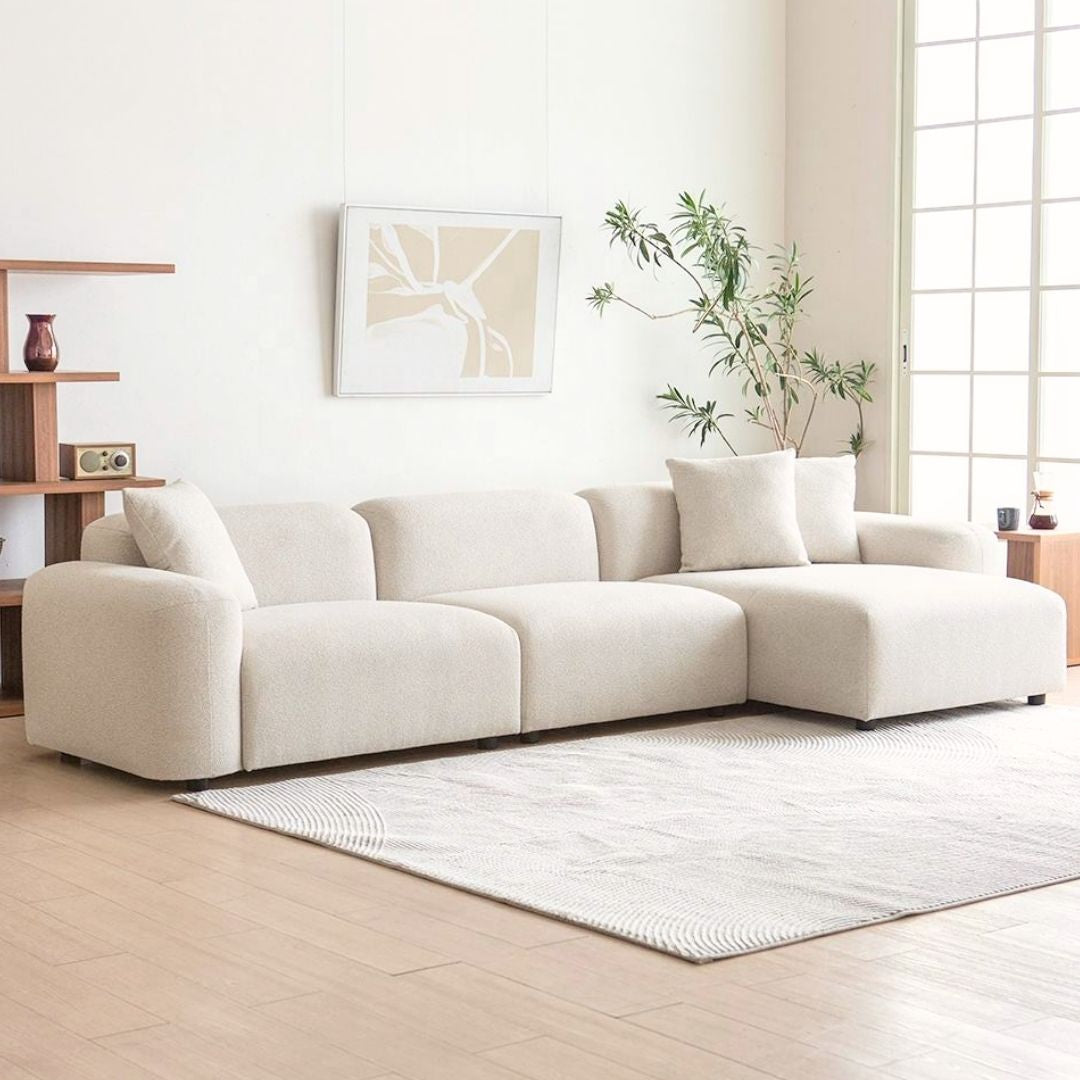 Moderne modulsofa med sjeselong i lyst tekstil