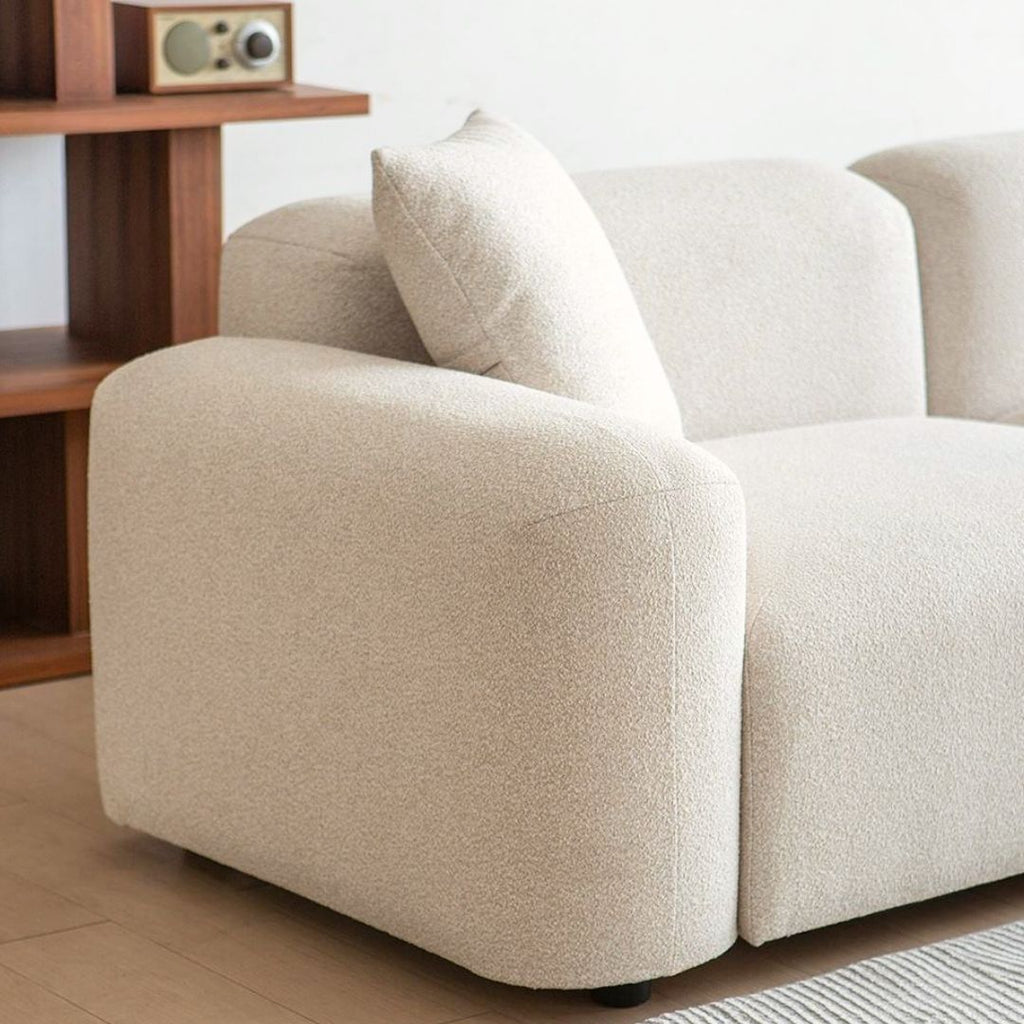 Moderne modulsofa med sjeselong i lyst tekstil