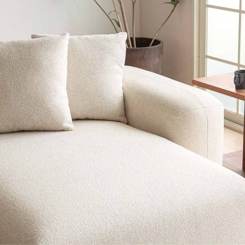 Moderne modulsofa med sjeselong i lyst tekstil