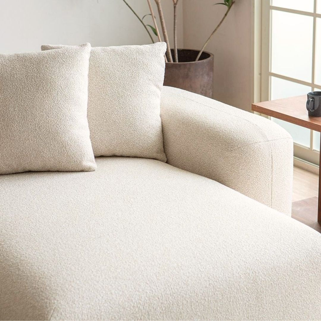 Moderne modulsofa med sjeselong i lyst tekstil
