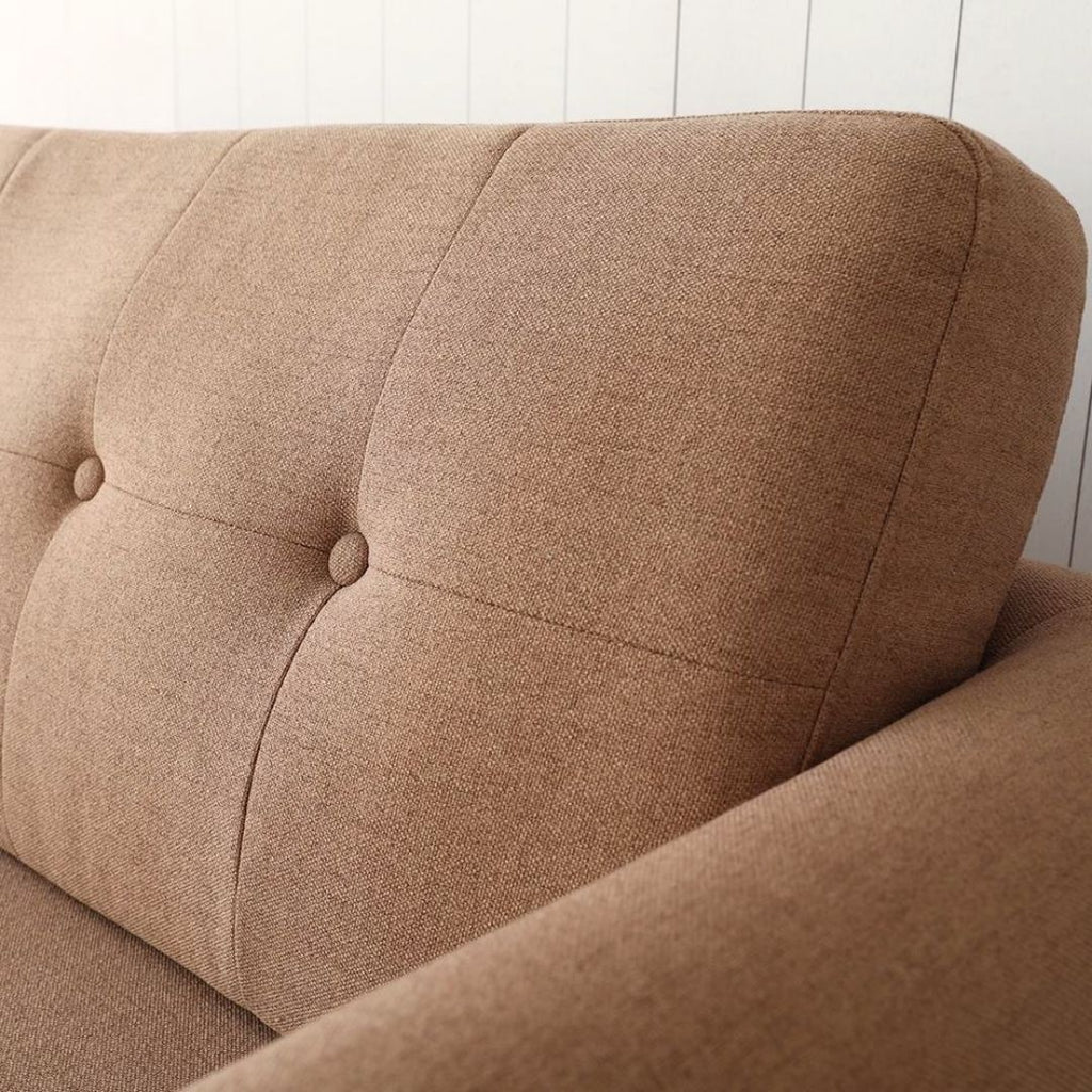 Retroinspirert 3-seter sofa i brun tekstil