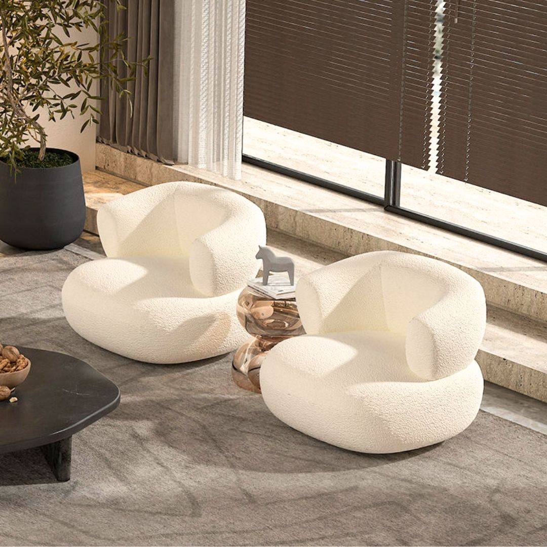Skulpturell buet sofa og lenestol i bouclé