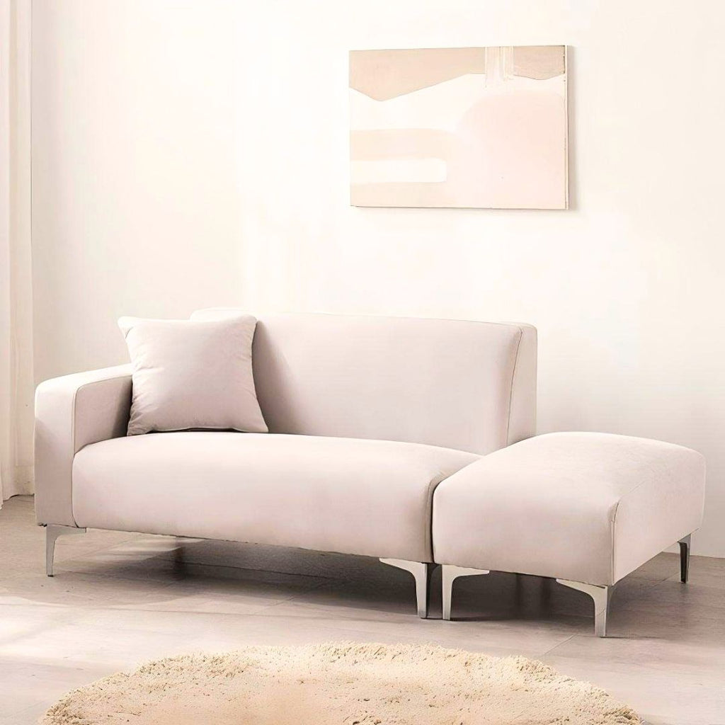 Stilren 2-seter sofa med matchende puff