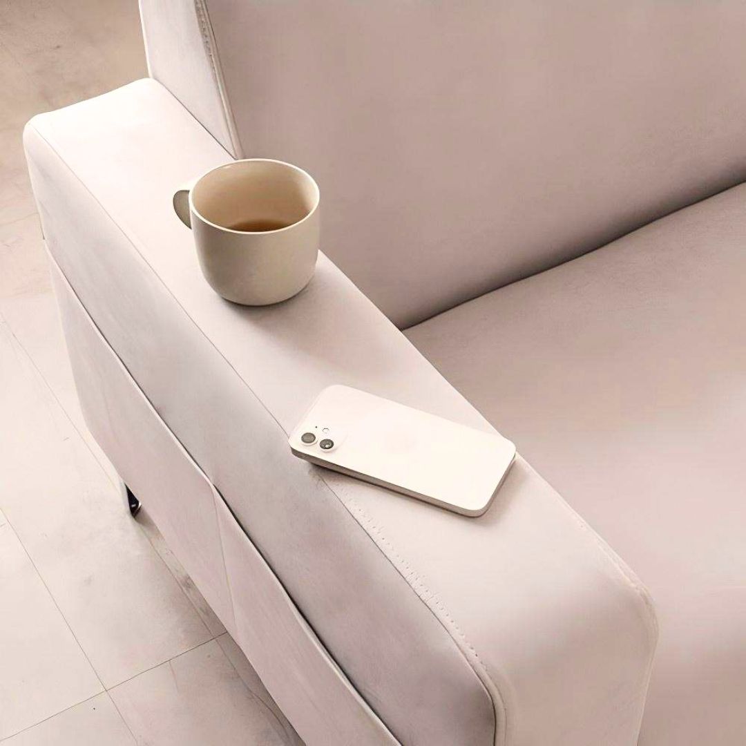 Stilren 2-seter sofa med matchende puff