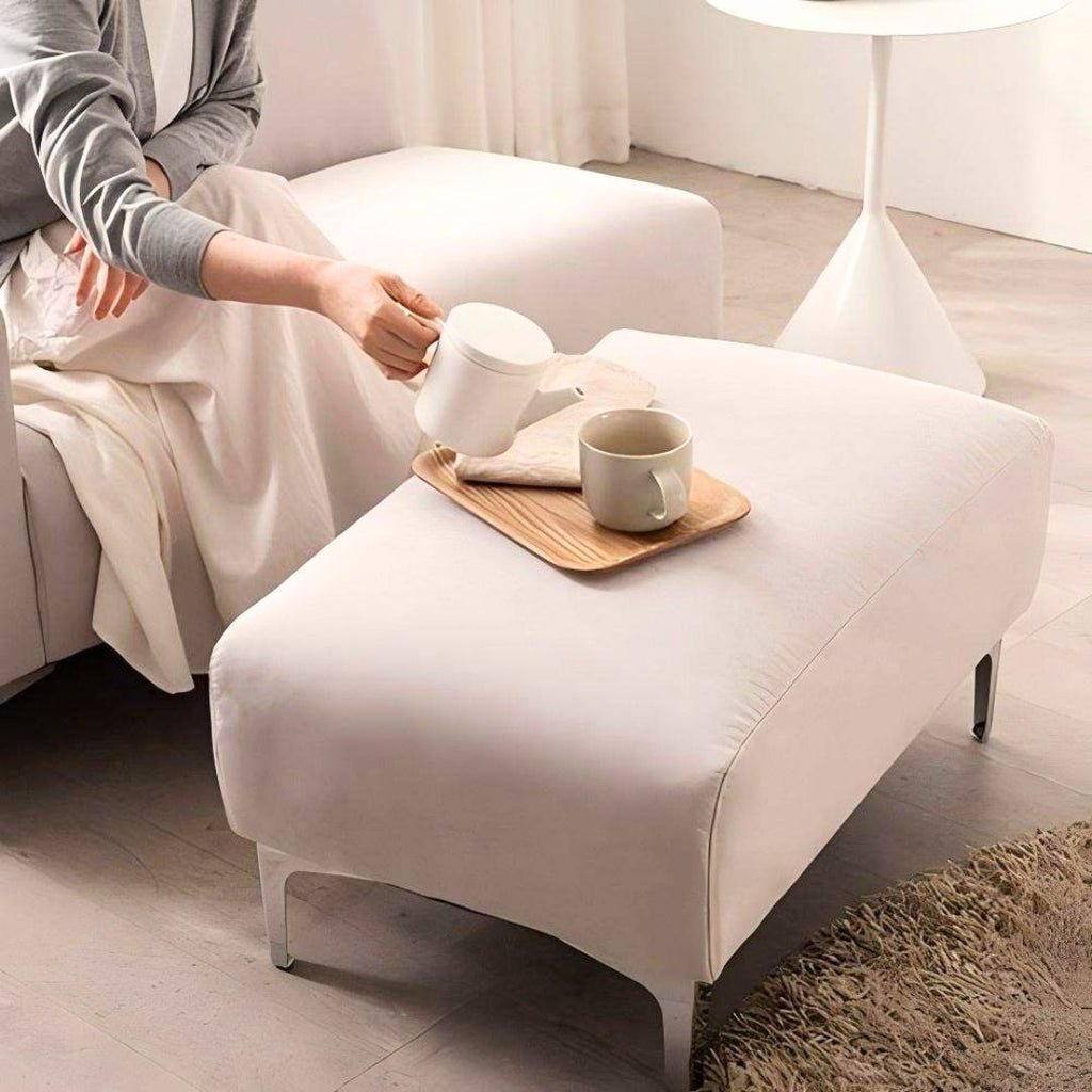 Stilren 2-seter sofa med matchende puff
