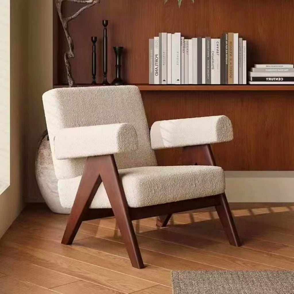 Retroinspirert lenestol i mørkt tre og bouclé