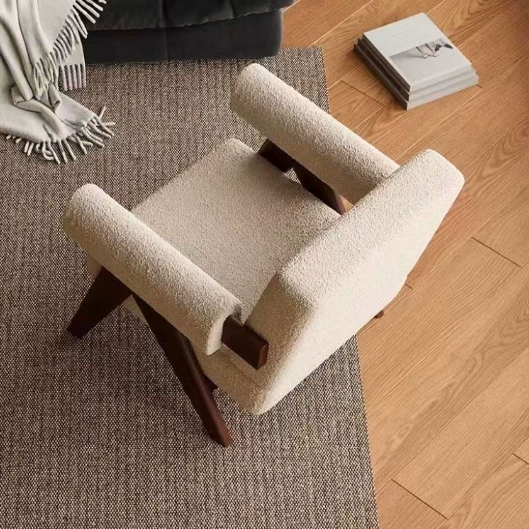 Retroinspirert lenestol i mørkt tre og bouclé